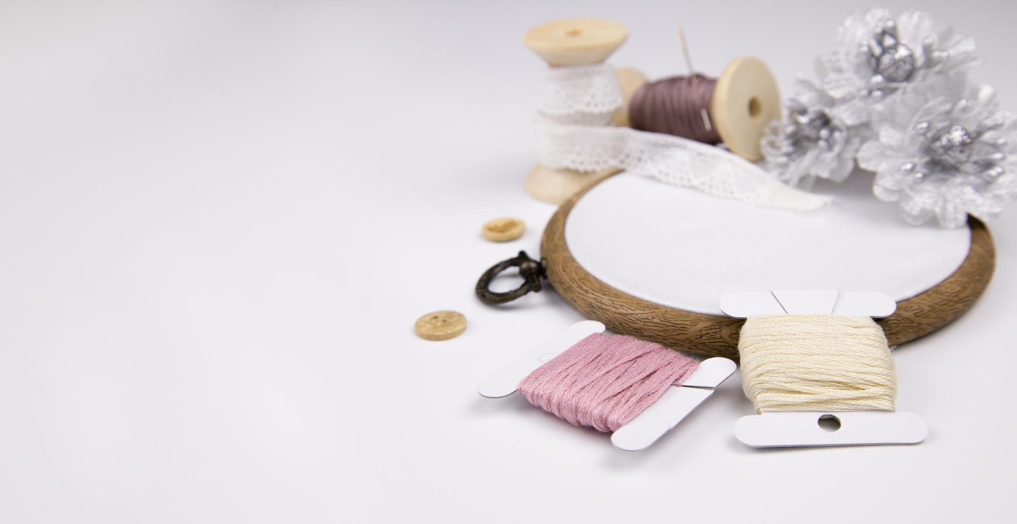 atelier hafciarski z lupą i nitkami